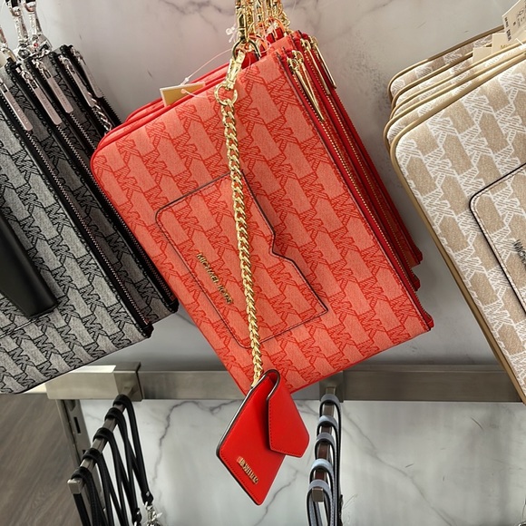 MICHAEL KORS JET SET ITEM LG 2 in 1 CARD CASE & WRISTLET
Dark Sangria
NWT - Picture 2 of 16